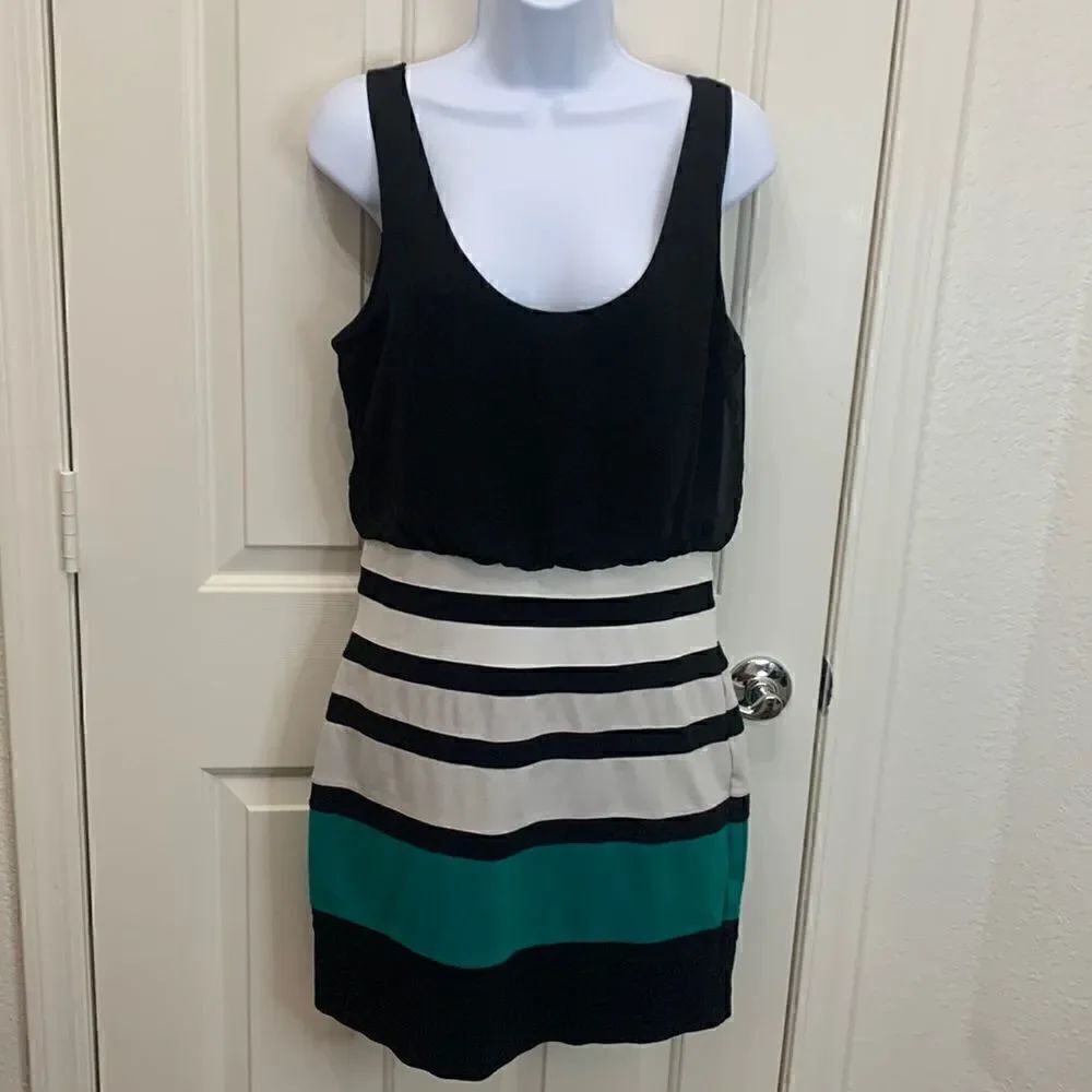 Express Medium Scoop Neck Short Sleeve Black Green Ivory Woman’s Mini Dress Used